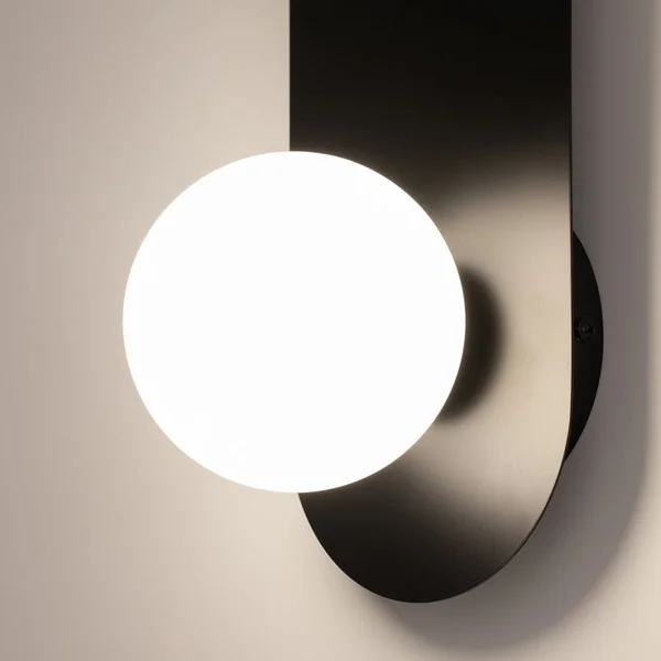 Applique globe en verre avec support noir, style design MESA
