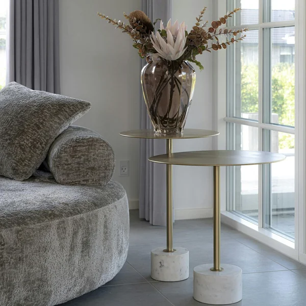 Bout de canapé design en marbre avec plateau doré Ø51 cm TALLINN