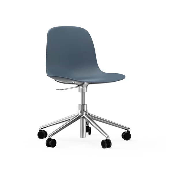 Chaise FORM CHAIR piètement à roulettes Bleu foncé NORMANN COPENHAGEN