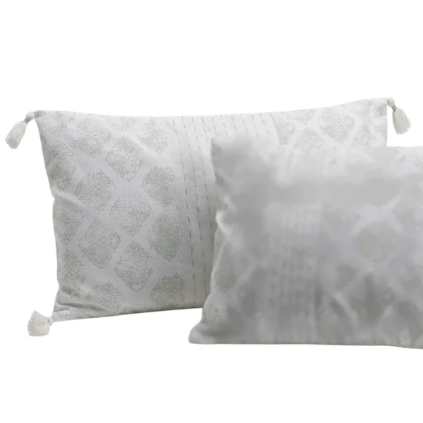 Coussin rectangle housse 100% coton écru avec motifs gris et pompons 30X50cm