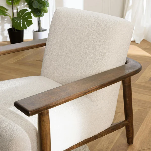 Fauteuil tissu bouclette écru accoudoirs bois TIM