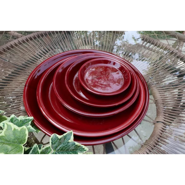 Soucoupe ronde en terre émaillée coloris cerise Les Poteries d'Albi - Ø 33 x H 4 cm
