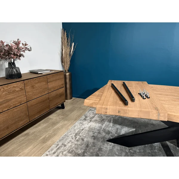 Table en chêne brun pied noir fin avec bords naturels 200 cm PALERME